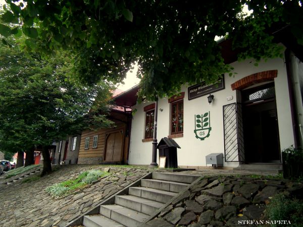 zabytkowe chaty na rynku lanckorońskim