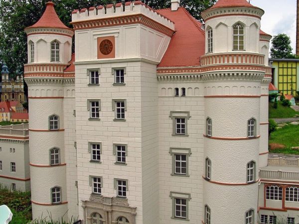 KOWARY - Park Miniatur Zabytków Dolnego Śląska - Pałac Wojanów wybudowany został w XIX w. w stylu neorenesansowym dla króla Fryderyka Wilhelma III, który podaro