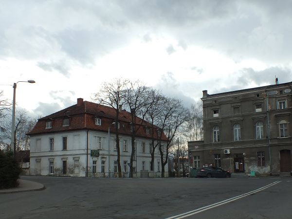 Boleścin w głębi widoczny pałacyk