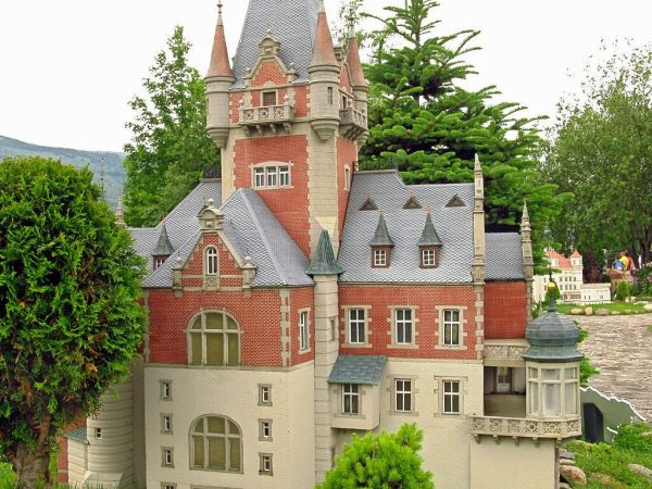 KOWARY - Park Miniatur Zabytków Dolnego Śląska - Pałac Bobrów położony jest w jednej z najstarszych sudeckich wsi a pierwsze wzmianki na jego temat ukazały się