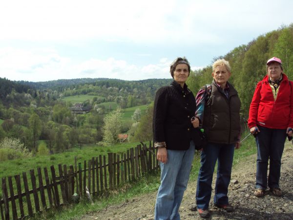 "Pod Uboczem" - taka prastara nazwa przysiółka a w dole zabudowania wioskowe i owczarnia - współczesne.