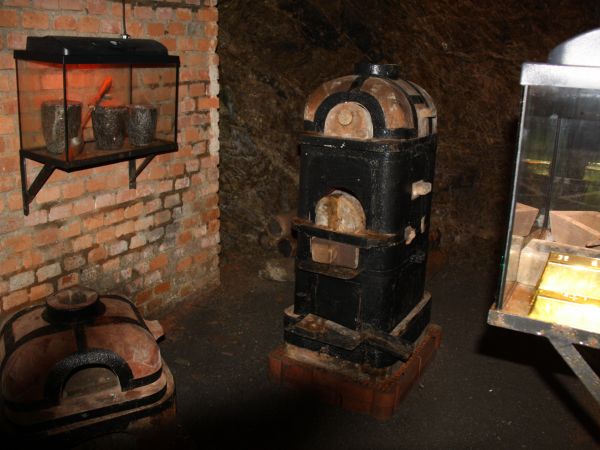 fragment pracowni alchemika - dużo wzorów, symboli i równań chemicznych,  służących jako ''ściąga" - ale nie ma co się zrażać - efekt prezentowany po  prawej w