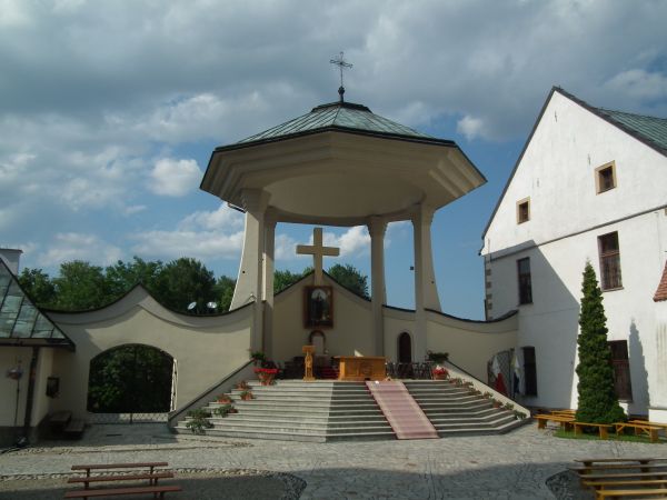 ołtarz polowy w Sanktuarium bł.Kingi - klasztorze ss.Klarysek