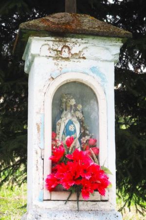 figurka Matki Bożej Różańcowej - w niszy głównej kapliczki przydrożnej, murowanej, zwieńczonej krzyżem, ukwieconej, zabytkowej.