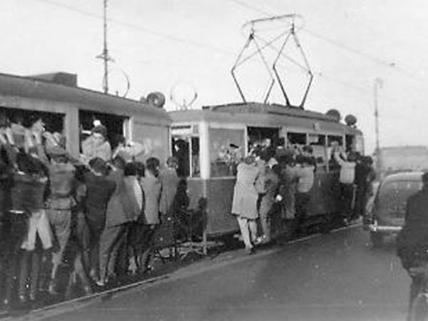 Tak się jechało w Warszawie w 1955r na Stadion X-lecia - (na moście Poniatowskiego).