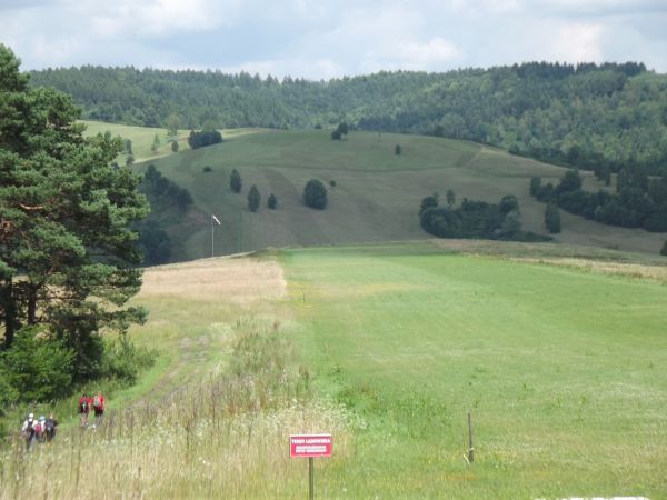 "teren lądowiska" na tablicy tak pisze a dalej rękaw, co to kierunek wiatru wskazuje - tak, tak ! - a do Soliny, Polańczyka, Wołkowyji - kilometrów kilka a gdyb