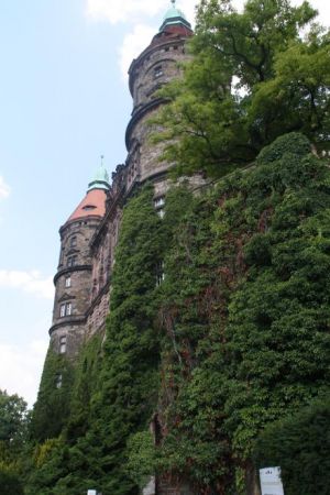 Zamek Książ - największy na Śląsku zespół zamkowy pięknie położony na stromym skalistym wzgórzu - 395m - otoczonym z trzech stron doliną Pełcznicy. Kamienny zam