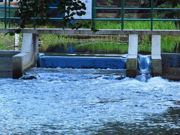 W drodze z Czarnej Wody do Wiecka. Zapora na strudze między jeziorem Wieck a rzeką Wdą