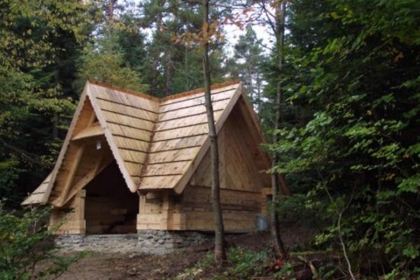 kiedyś - na terenie wsi - karczma była  /Zygmunt Kaczkowski - "Mąż szalony"/ - prowadził ją Żyd Gonsel Nosele - ten, co na odpuście / jarmarku  u kramarki / sze