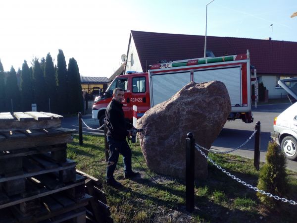 Montaż masztu który zakupił Sołtys Domacyna przez Ochotniczą Straż Pożarną.