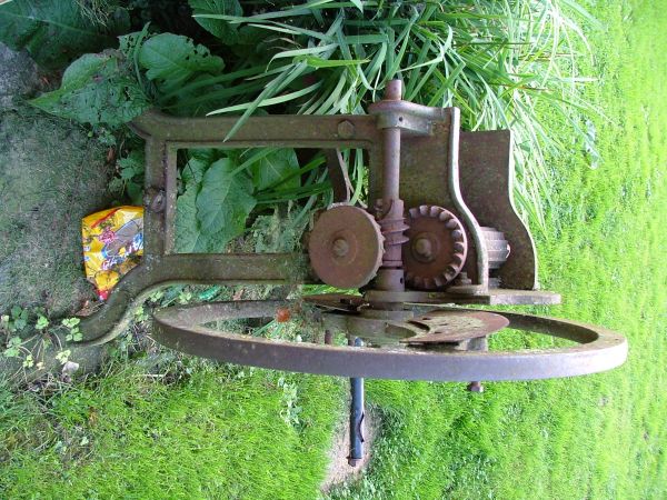Przedwojenna,poniemiecka sieczkarnia ręczna. Sprawczyni prznajmniej 2 okaleczeń.