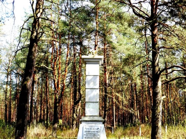 W 1941 r. do wykopanych tu przez Sowietów rowów przeciwczołgowych zaczęto przywozić ciała jeńców z obozu w Dłutowie (Stalag Fischborn). Według niepotwierdzonych