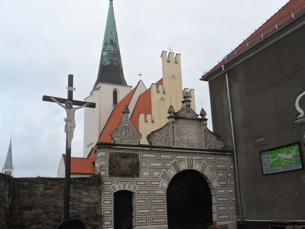 Kościół w Lutyni otoczony murem obronnym wykorzystanym /bez powodzenia/ w bitwie z prusakami  5 grudnia 1757r