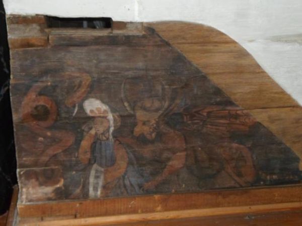 "kuszenie baby przez szatana" - fragment polichromii z poprzedniego - tu, na tym wzgórzu - kościoła, później przeniesionego do m. Poręby Dymarskie.  Osobno jest