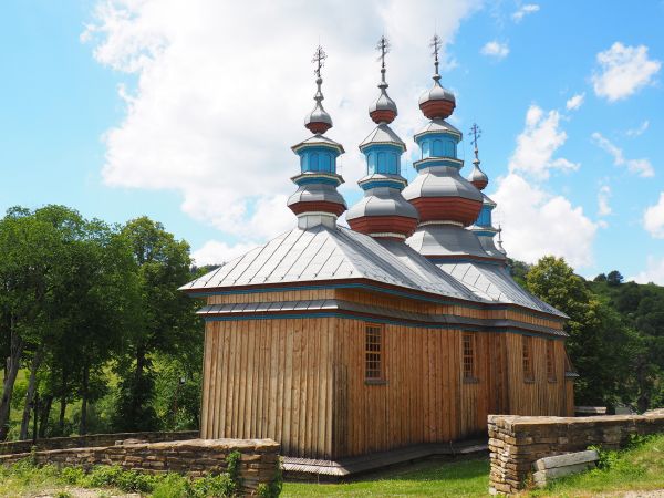 cerkiew - po całkowitym i wiernym wzniesieniu po pożarze, który strawił  świątynię doszczętnie, widać zrekonstruowany murek z kamienia a n/z brama z murze - na