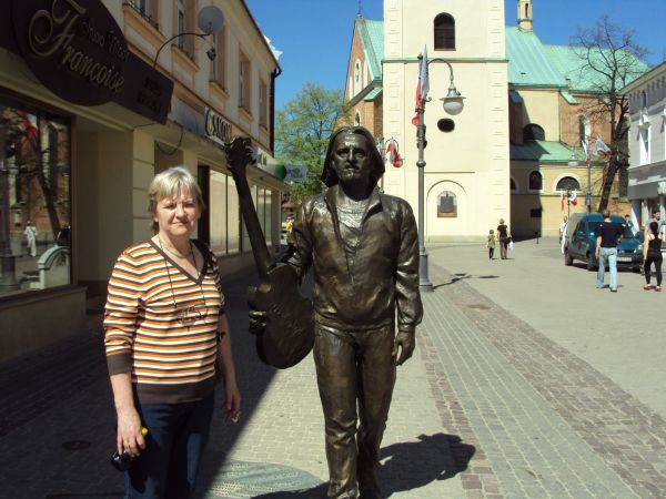 przy pomniku - podobiźnie Tadeusza Nalepy - muzyka, autora tekstów. Dalej: kościół farny, kiedyś - kiedyś w tym miejscu funkcjonował mały drewniany kościół pw.