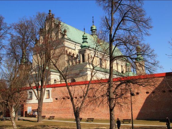 Bazylika Zwiastowania NMP w Leżajsku – wzniesiona w miejscu, gdzie według tradycji ukazała się w 1590 roku Tomaszowi Michałce Matka Boska. Sprawują nad nią opie