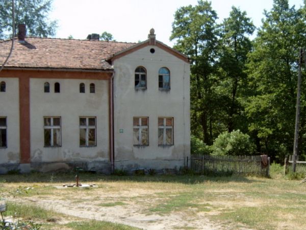 Kaliszkowice(2006) przy tym budynku z prawej strony znajdował się mlyn(rozebrany w latach 50/60  XX w.)