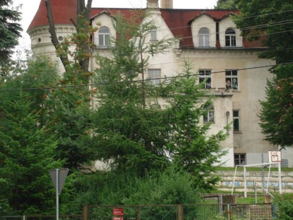 W miejscu sredn. dworu w 1561 r. N. Zedlitz z zona buduja renesansowy palac. Herby  Zedlitzow umieszczone sa na fasadzie budynku. Wewnatrz znajduja sie renesans