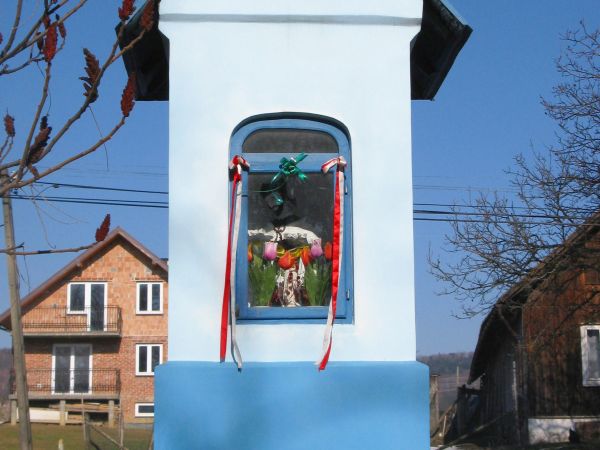 w kapliczce k/dworu /po drugiej stronie ulicy/: rzeźba św. Jana Nepomucena.