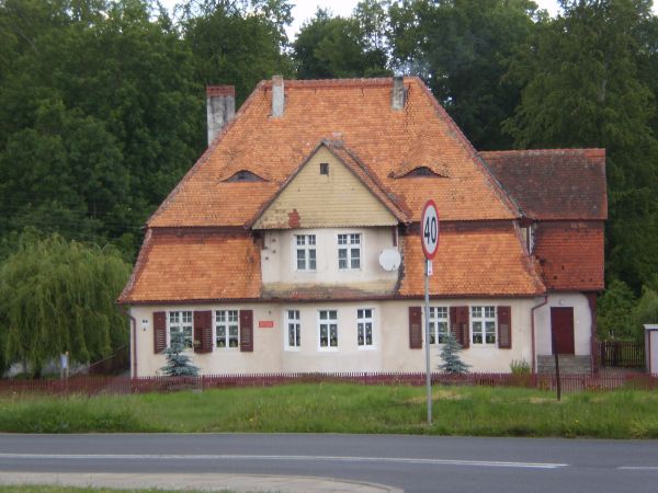 Zabytkowy budynek , Podczas wojny pełnił funkcję lazaretu. Obecnie znajduje się w nim Przedszkole.