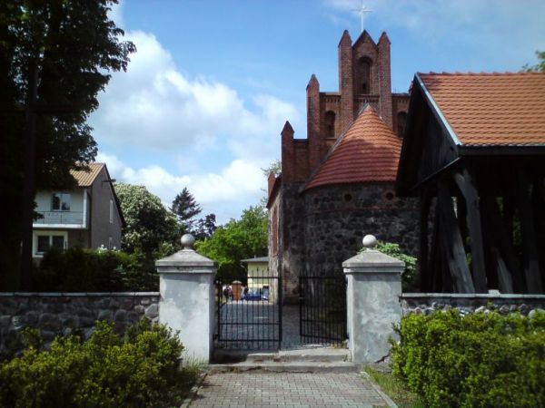 Kościół, widok od strony przystanku autobusowego