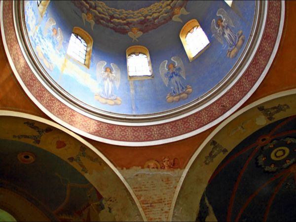 Murowana cerkiew p.w. Opieki NMP . Zbudowana w 1913 r. Wewnątrz cenna polichromia. W latach 1947-71 - magazyn. Obecnie opuszczona i zaniedbana.