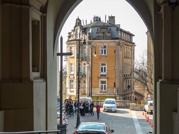 Lublin, widok przez bramę Trynitarską na plac przed katedrą i kamienicę przy ul. Królewskiej 19 - foto. Krzysztof Goleń