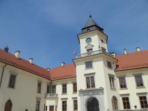 Zamek Tarnowskich - po odnowieniu, początki wznoszonej rezydencji sięgają XV wieku, wielokrotnie rozbudowywana w XVII, XVIII i XIX stuleciu.