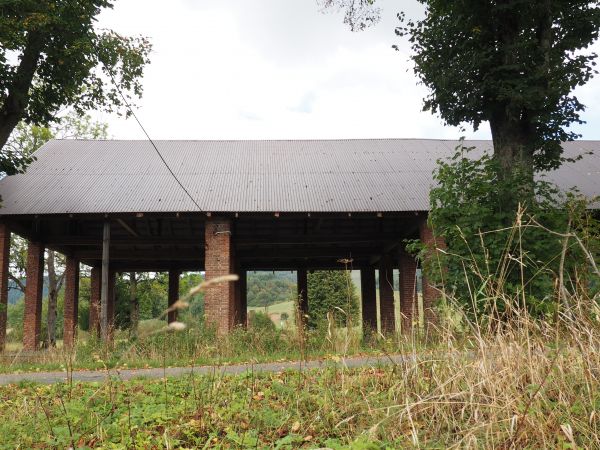 u podnóża g. Słonej Polanki, w bliskim sąsiedztwie miejsca po dworze Marii Czerkawskiej - obiekty wiaty magazynowej, obok po lewej dróżka prowadzi do pomnika /