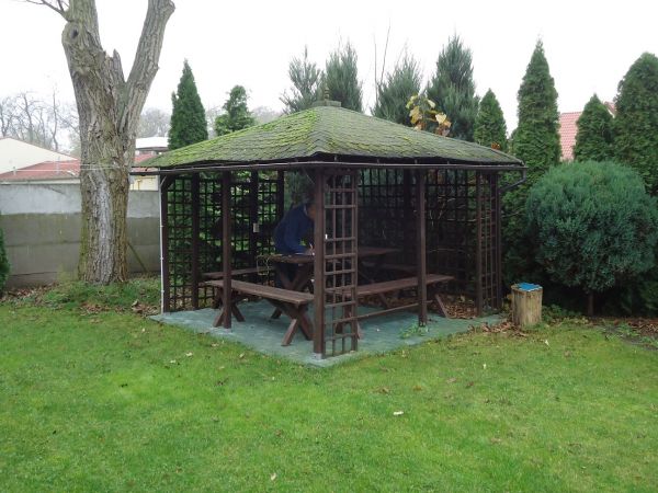 Dawny wikariat, obecnie probostwo - altanka w ogrodzie.