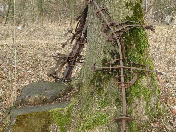 na wzgórzu, za potoczkiem, drzewami otoczona - cerkiew stała a w sąsiedztwie cmentarz - metalowe krzyże zostały i nagrobne płyty kamienne z bukwami cyrylicy...