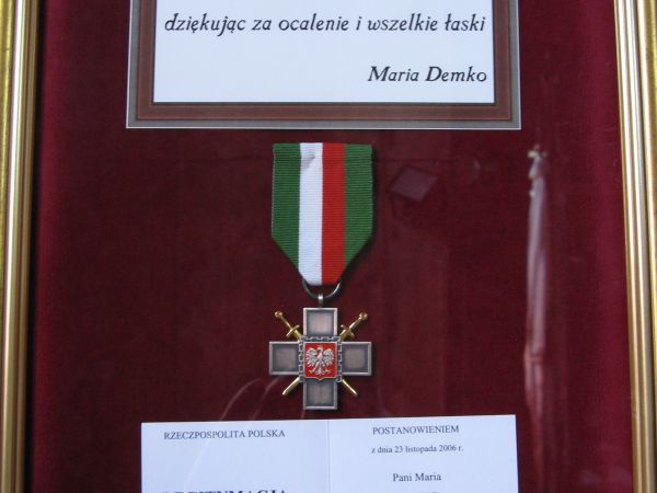 ubogaca ścianę nawy głównej - po lewej i świadczy o tym, co niektórzy przeszli, te piękne tereny opuścić musieli, by syberyjskiej tułaczki, zesłania doświadczyć