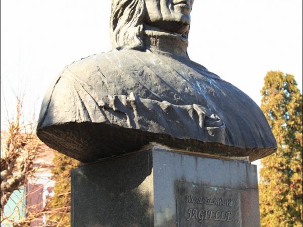 Pomnik króla Władysława Jagiełły który w roku 1397 nadał Leżajskowi prawa miejskie.