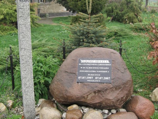 Obelisk pośęony powodzi stulecia