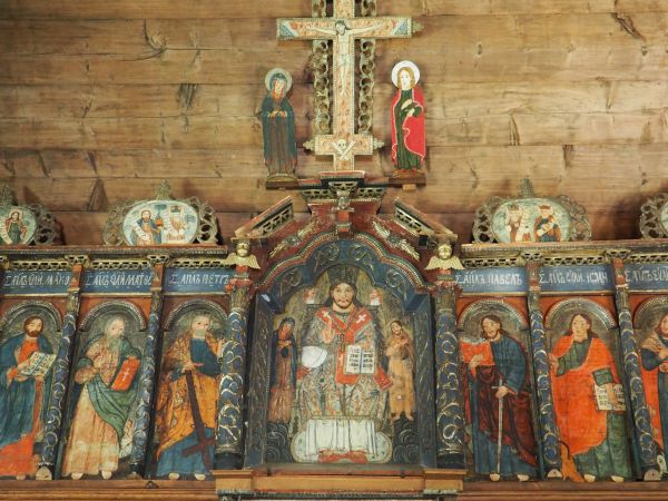 ikonostas - tu zrekonstruowany segment, część centralna / środkowa. Na krzyżu w najniższym splocie belek przedstawienie czaszki i kości ludzkich kończyn, takie