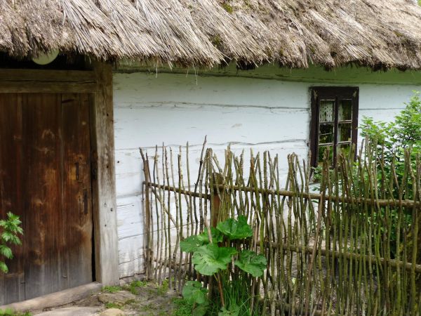 Stara , zabytkowa zagroda chłopska z XIX wieku , we wsi Guciów na Lubelszczyźnie. Obecnie muzeum wsi.