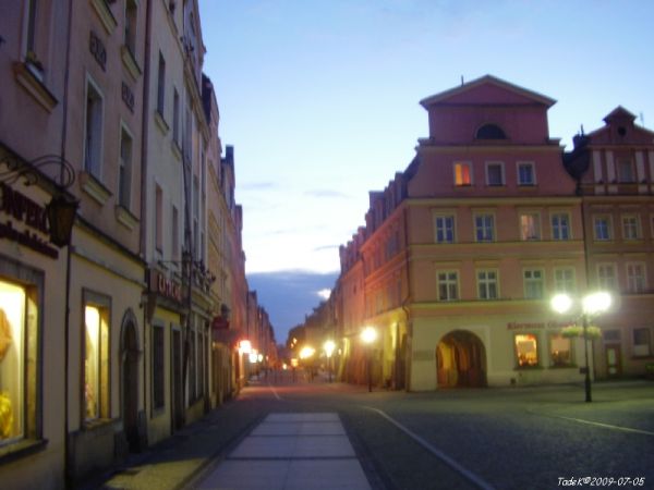 Widziane późnym wieczorem, płd-zach. strona Rynku do ul. Prusa.
