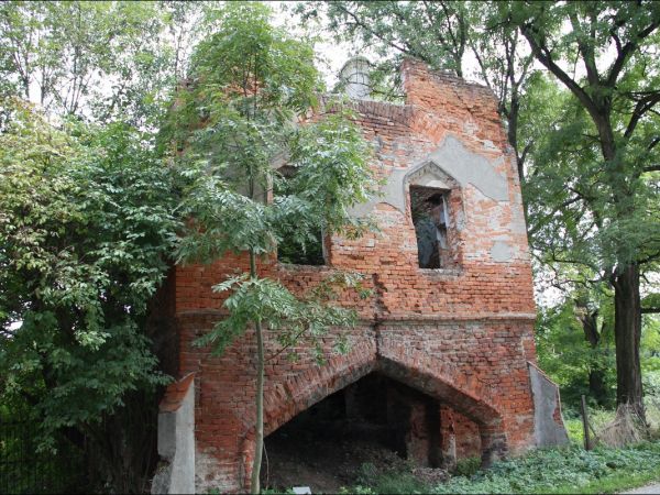 Resztki zabudowań folwarcznych