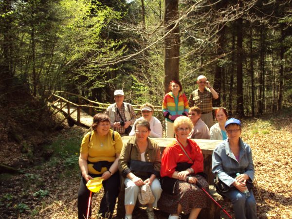 na trasie w rezerwacie "Polanki", radośni jesteśmy, cieszymy się z tego rajdu - ale tak po cichu - mimicznie jakby - no bo w rezerwacie przyrody jesteśmy ! - a