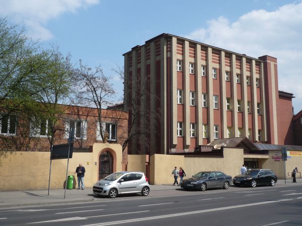 Na zdjęciu ul. Harcerska 1 Gimnazjum i Szkoła Podstawowa sióstr Salezjanek.