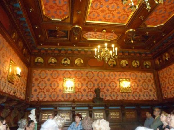 komnata pałacowa - na stropie wokół w tondach prezentowane obrazy przedstawiające linię męską Reyów - przez stulecia i do 1945r. - właścicieli rezydencji.