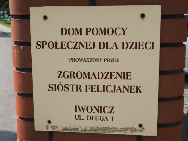 tablica - przy bramie DPS, prowadzony przez siostry zakonne, tam też  kaplica Zgromadzenia Sióstr Felicjanek  - opiekujących się nieuleczalnie chorymi dziećmi i