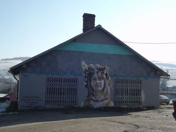 mural pt. "Dziewczyna w wianku" - dzieło artysty z Uniwersytetu Ludowego Rzemiosła Artystycznego z Woli Sękowej /jest galeria - zapraszam, warto !/.
