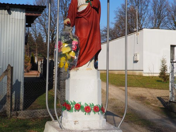 czy to jest figura przedstawiająca św. Antoniego z Padwy - lelija /lilija/ w lewej dłoni, czerwona szata - przydrożna kapliczka z zadaszoną figurą na betonowym