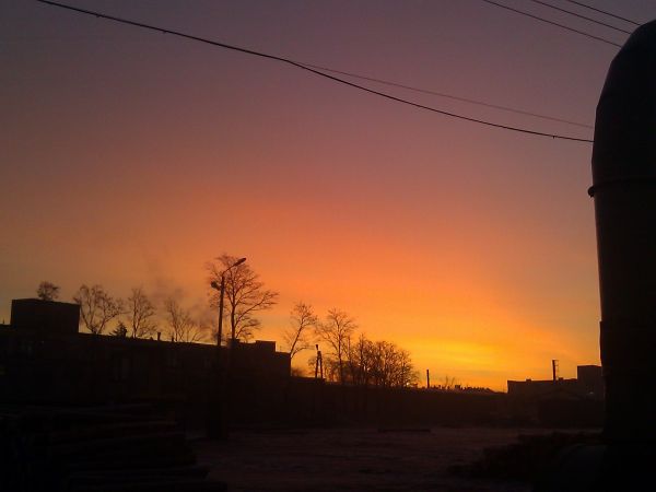 Wschód słońca nad tartakiem.