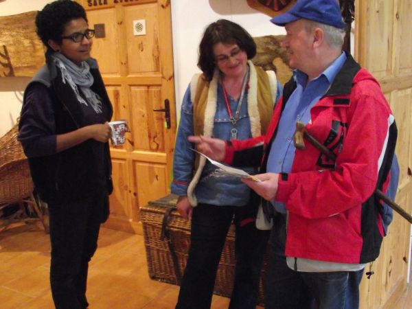 z kadrą uniwersytecką - przy pracowniach / warsztatach rzemiosła artystycznego - a wiedzieć należy, że certyfikat ukończenia nauki / studiów na tej uczelni jest