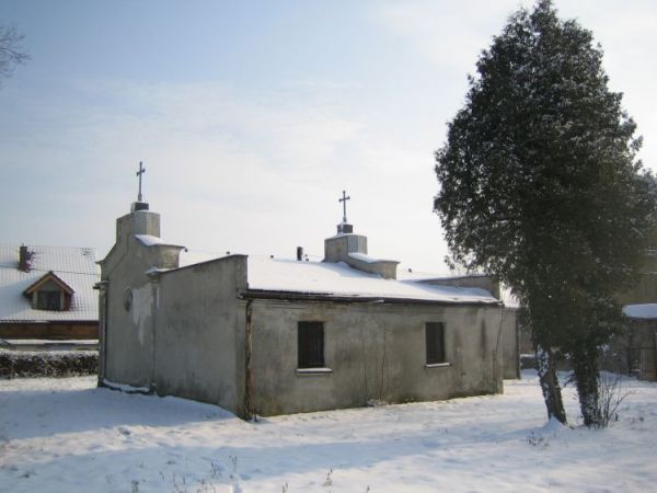 Kaplica usytuowana w środkowej części miejscowości otoczona murem. Wokół nieistniejący cmentarz. Nieliczne nagrobki świadczą o ponad 200 letniej historii.