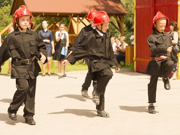 OSP Domacyno występy młodych strażaków w dniu nadania Sztandaru.