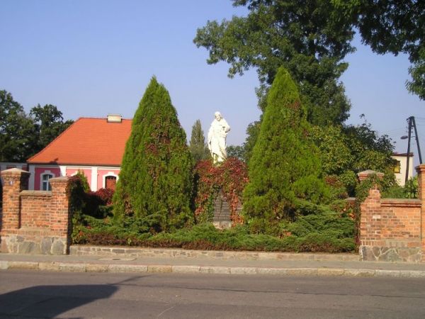 Kapliczka z figurą Serca Jezusowego przed plebanią.